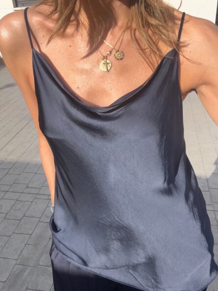 Camiseta raso tirante fino azul marino - Imagen 2