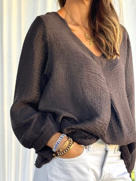 Blusa cuello pico, pliegue delantero marrón. - Imagen 2