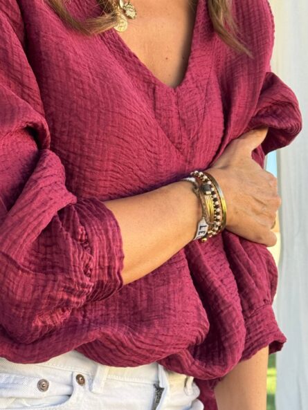 Blusa cuello pico, pliegue delantero burdeos. - Imagen 2