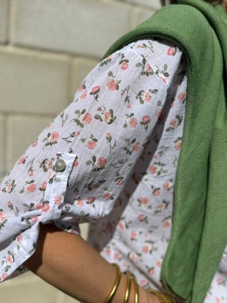 Camisa clasica flores rosa. - Imagen 2