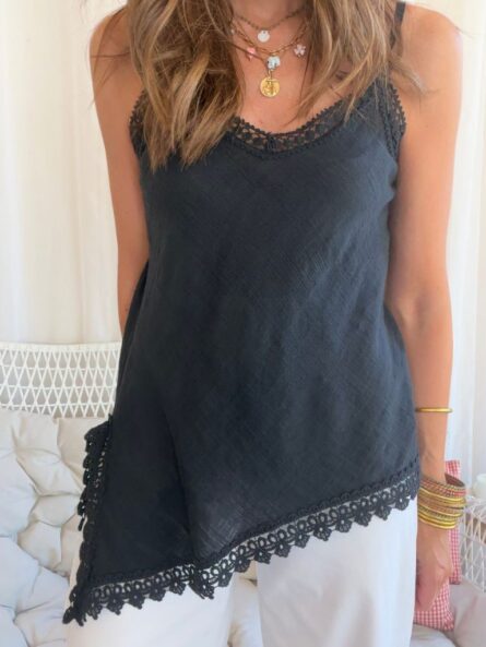 Camiseta pico tirantes. - Imagen 3